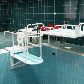 Комплекс изделий для проведения вертикального подводного вытяжения отделов позвоночника в бассейне